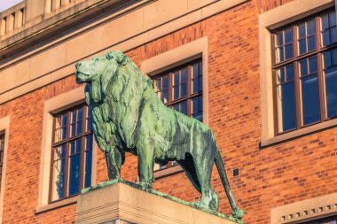 Göteborg, İsveç - 14 Nisan 2017: Aslan heykeli, Göteborg Üniversitesi