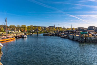 Roskilde, Danimarka - 01 Mayıs 2017: Viking uzun teknelerle Roskilde liman