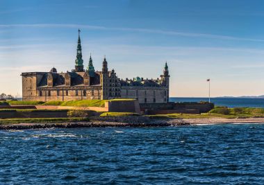 Helsingor, Danimarka - 01 Mayıs 2017: Kronborg Kalesi'ne Helsingor içinde