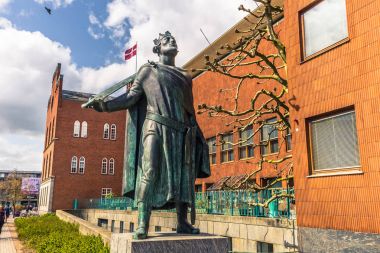Odense, Danimarka - 29 Nisan 2017: Heykeli Kral Knud büyük