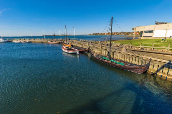 Roskilde, Dinamarca - 01 de mayo de 2017: Largos barcos vikingos en el puerto de Roskilde — Foto de Stock