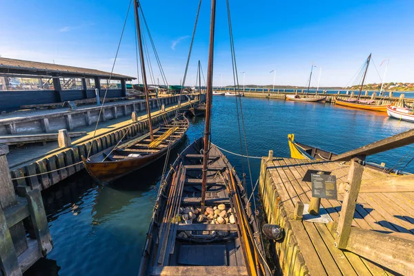 Roskilde, Denemarken - 01 mei 2017: Viking lange boten in de haven van Roskilde — Stockfoto