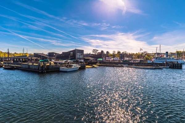 Roskilde, Denemarken - 01 mei 2017: Viking lange boten in de haven van Roskilde — Stockfoto