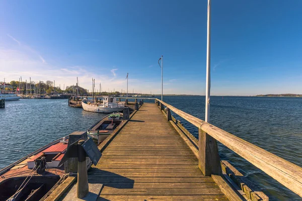 Roskilde, Dinamarca - 01 de mayo de 2017: Largos barcos vikingos en el puerto de Roskilde — Foto de Stock