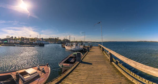 Roskilde, Dinamarca - 01 de mayo de 2017: Largos barcos vikingos en el puerto de Roskilde — Foto de Stock
