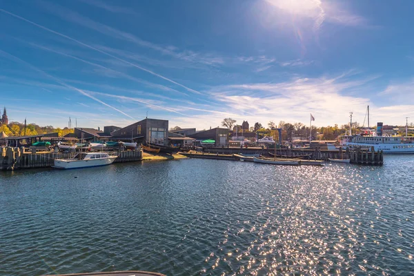 Roskilde, Denemarken - 01 mei 2017: Viking lange boten in de haven van Roskilde — Stockfoto