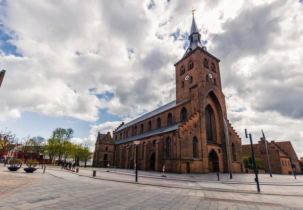 Odense, Dania - 29 kwietnia 2017: Kościół w starym mieście Odense — Zdjęcie stockowe