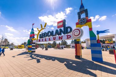 Bilund, Danimarka - 30 Nisan 2017: Legoland, Bilund giriş