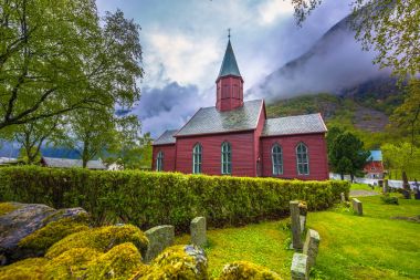Tonjum, Norveç - 14 Mayıs 2017: Kırmızı kilise Tonjum Köyü
