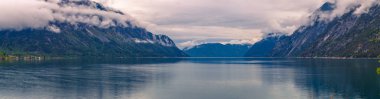 Sogn og Fjordane, Norveç - 14 Mayıs 2017: Norveç'te bir fiyort Panoraması