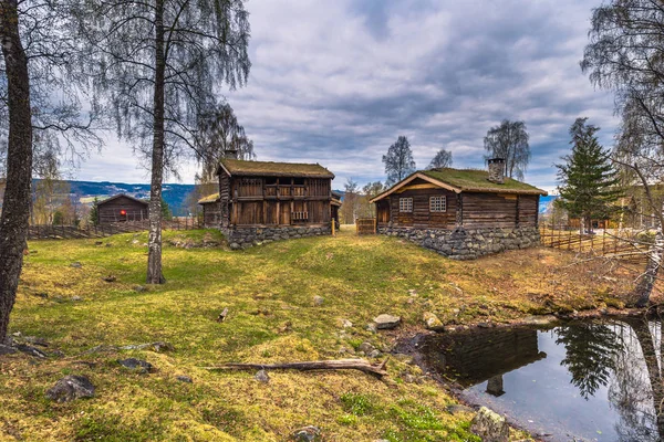Lillehammer, Norvégia - 2017. május 13.: Hagyományos házak Maihaugen — Stock Fotó