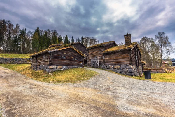 Lillehammer, Norvégia - 2017. május 13.: Hagyományos házak Maihaugen — Stock Fotó