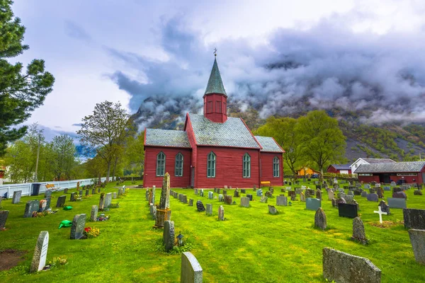 Tonjum, Noruega - 14 de maio de 2017: Igreja Vermelha da aldeia de Tonjum, Noruega — Fotografia de Stock