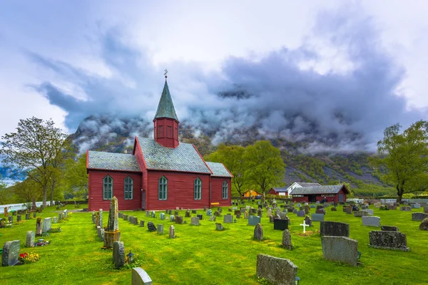 Tonjum, Noruega - 14 de maio de 2017: Igreja Vermelha da aldeia de Tonjum, Noruega — Fotografia de Stock