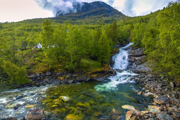Norveç - 14 Mayıs 2017: Şelale bir Norveç Köyü — Stok fotoğraf