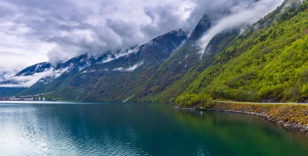 Sogn og Fjordane, w Norwegii - 14 maja 2017: Panorama fiord w Norwegii — Zdjęcie stockowe