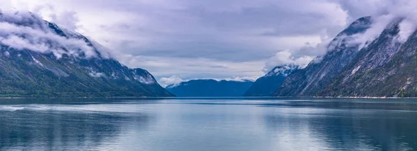 Sogn og Fjordane, Noruega - 14 de maio de 2017: Panorama de um fiorde na Noruega — Fotografia de Stock