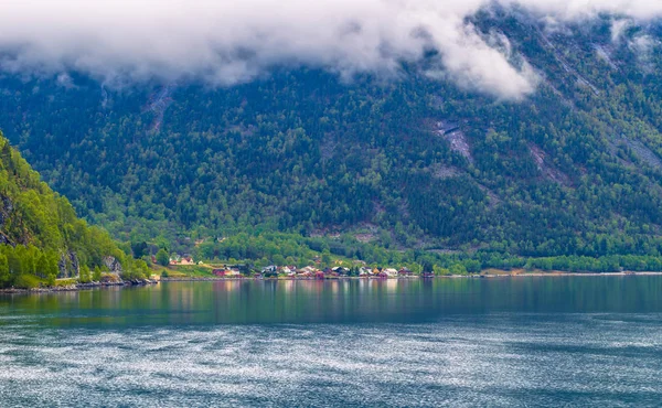 Sogn og Fjordane, Norveç - 14 Mayıs 2017: Norveç'te bir fiyort Panoraması — Stok fotoğraf