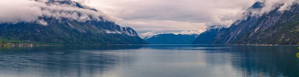 Sogn og Fjordane, Norveç - 14 Mayıs 2017: Norveç'te bir fiyort Panoraması — Stok fotoğraf