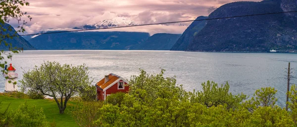 Sogn og Fjordane, Norveç - 14 Mayıs 2017: Norveç'te bir fiyort Panoraması — Stok fotoğraf