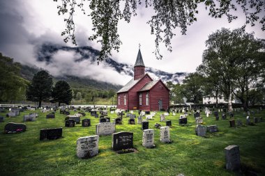 Tonjum, Norveç - 14 Mayıs 2017: Sarı çiçekler Tonjum kırmızı kilise tarafından