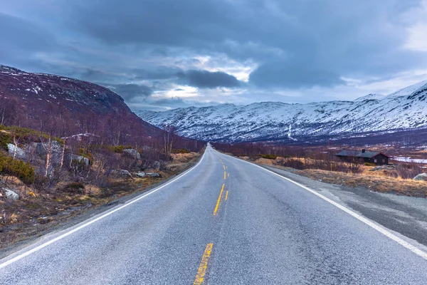 Oppland, Norveç - 14 Mayıs 2017: Oppland donmuş manzara