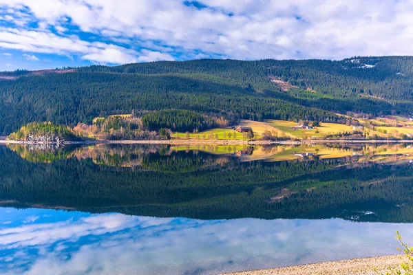 Vang, Norveç - 15 Mayıs 2017: Oppland kırsal manzara — Stok fotoğraf