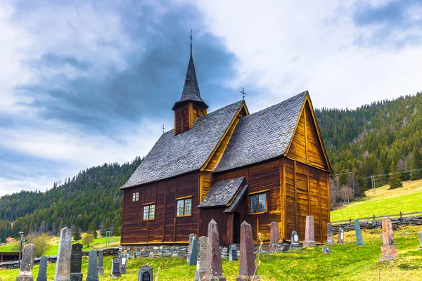 Lomen, Noruega - 13 de maio de 2017: Stave Church of Lomen, Noruega — Fotografia de Stock
