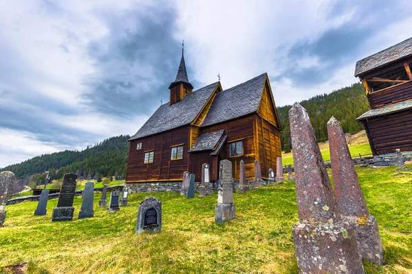 Lomen, Noruega - 13 de maio de 2017: Stave Church of Lomen, Noruega — Fotografia de Stock