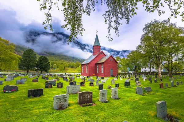 Tonjum, Noruega - 14 de maio de 2017: Flores amarelas da Igreja Vermelha de Tonjum — Fotografia de Stock