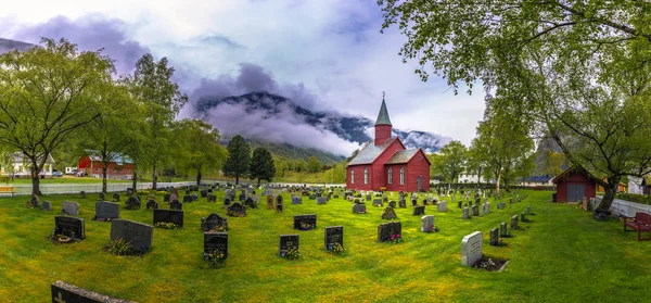 Tonjum, Noruega - 14 de maio de 2017: Flores amarelas da Igreja Vermelha de Tonjum — Fotografia de Stock