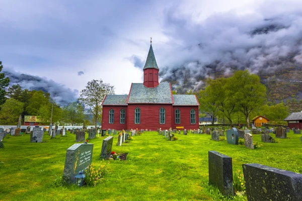 Tonjum, Noruega - 14 de maio de 2017: Igreja Vermelha da aldeia de Tonjum, Nor — Fotografia de Stock