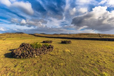Ahu Akahanga, Paskalya Adası - 10 Temmuz 2017: Ahu Ak peyzaj