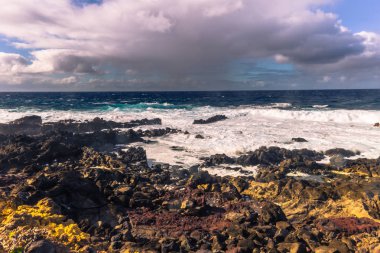 Ahu Akahanga, Paskalya Adası - 10 Temmuz 2017: Ahu Ak peyzaj