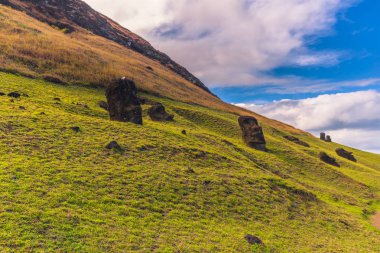 RANU Raraku, Paskalya Adası - 10 Temmuz 2017: Ranu Moai heykelleri