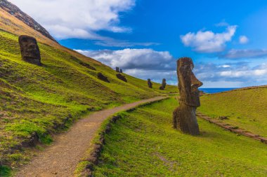 RANU Raraku, Paskalya Adası - 10 Temmuz 2017: Ranu Moai heykelleri
