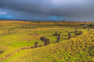 RANU Raraku, Paskalya Adası - 10 Temmuz 2017: Ranu Moai heykelleri