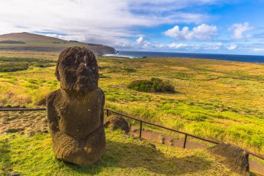 RANU Raraku, Paskalya Adası - 10 Temmuz 2017: Ranu Moai heykelleri