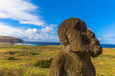 RANU Raraku, Paskalya Adası - 10 Temmuz 2017: Ranu Moai heykelleri