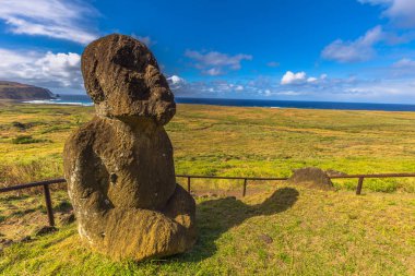 RANU Raraku, Paskalya Adası - 10 Temmuz 2017: Ranu Moai heykelleri