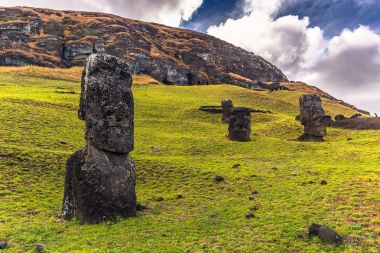 RANU Raraku, Paskalya Adası - 10 Temmuz 2017: Ranu Moai heykelleri