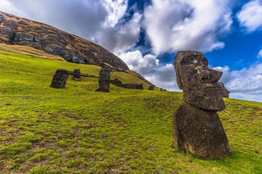 RANU Raraku, Paskalya Adası - 10 Temmuz 2017: Ranu Moai heykelleri