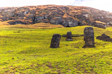 RANU Raraku, Paskalya Adası - 10 Temmuz 2017: Ranu Moai heykelleri