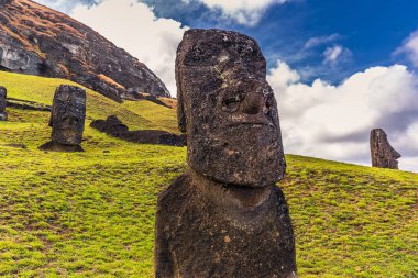 RANU Raraku, Paskalya Adası - 10 Temmuz 2017: Ranu Moai heykelleri
