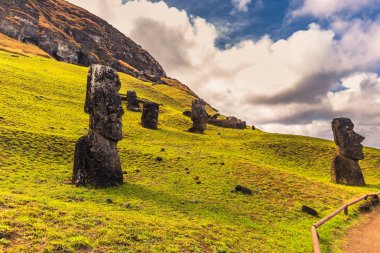 RANU Raraku, Paskalya Adası - 10 Temmuz 2017: Ranu Moai heykelleri