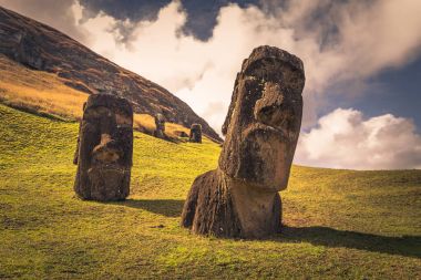 RANU Raraku, Paskalya Adası - 10 Temmuz 2017: Ranu Moai heykelleri