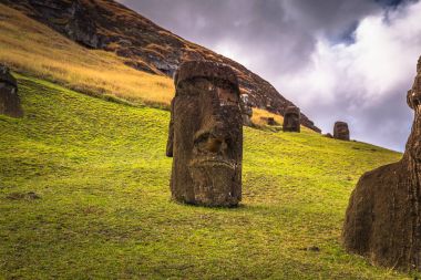 RANU Raraku, Paskalya Adası - 10 Temmuz 2017: Ranu Moai heykelleri
