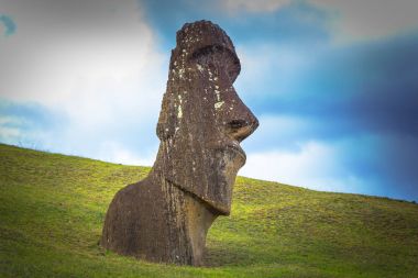RANU Raraku, Paskalya Adası - 10 Temmuz 2017: Ranu Moai heykelleri