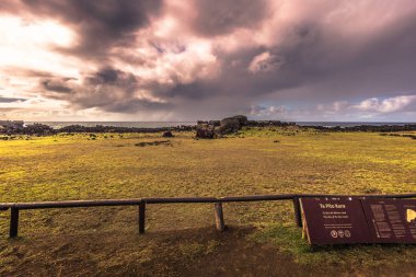 Te Pito Kura, Paskalya Adası - 10 Temmuz 2017: Te Pito Kura, Paskalya Adası eski sitenin 