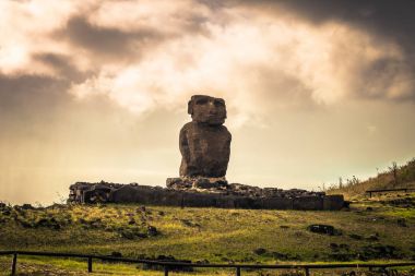 Anakena beach, Paskalya Adası - 10 Temmuz 2017: Moai sunak Anakena